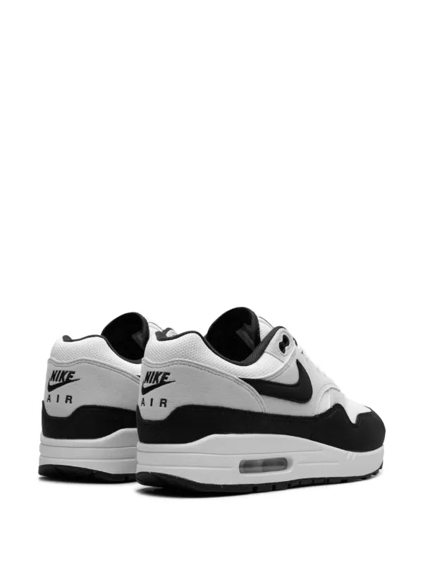 NIKE AIRMAX 1 WHITE AND BLACK