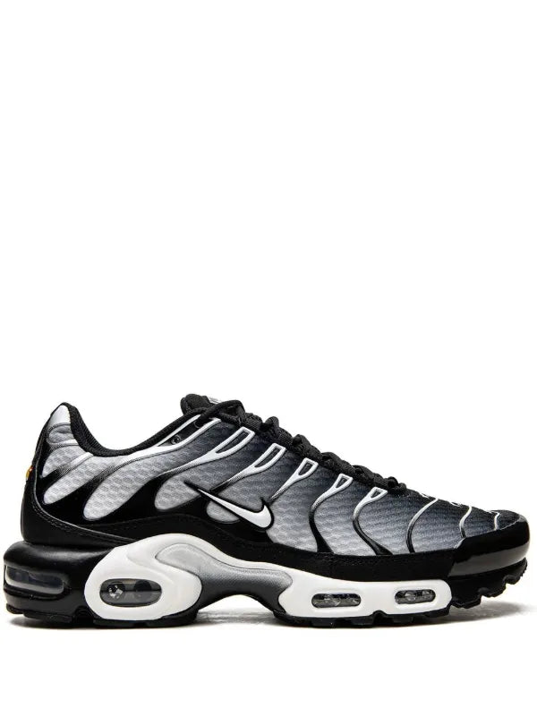 NIKE AIRMAX PLUS BLACK AND SILVER