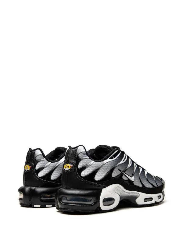 NIKE AIRMAX PLUS BLACK AND SILVER
