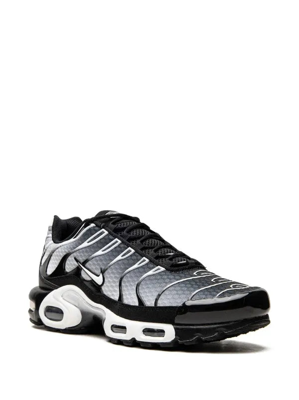 NIKE AIRMAX PLUS BLACK AND SILVER