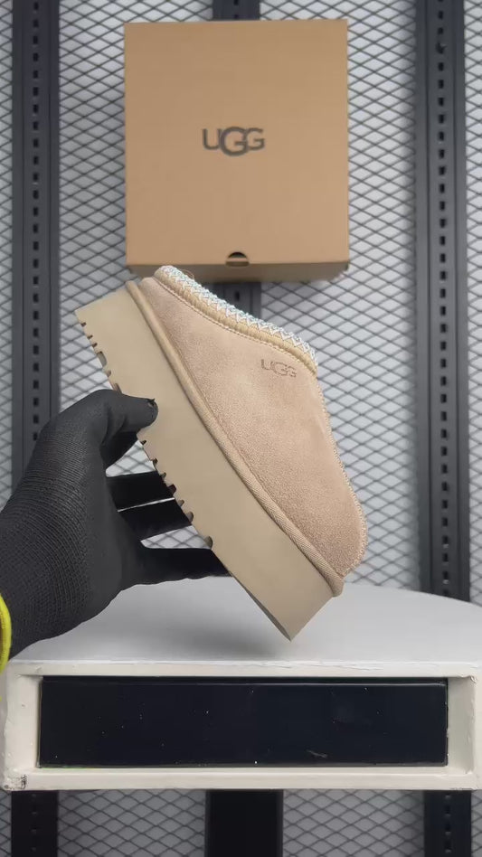 UGG TAN SLIPPER